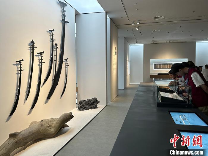 圖為觀眾在甘肅簡(jiǎn)牘博物館參觀。中新社記者 戴文昌 攝