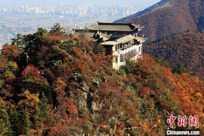 深秋，位于蘭州市榆中縣的興隆山，漫山遍野成五彩顏色。張?zhí)鞂?攝