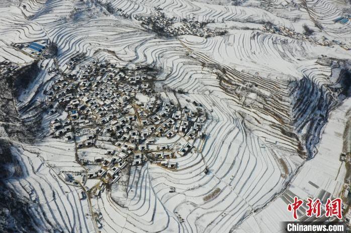 圖為航拍甘肅隴南市西和縣的“雪后鄉(xiāng)村”。(資料圖)張平良 攝
