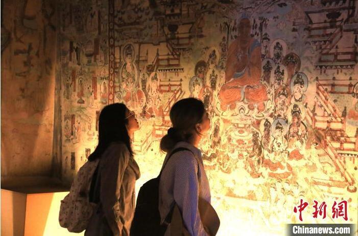 2023年8月27日，游客在甘肅省敦煌市博物館參觀文物展。張曉亮 攝(資料圖)