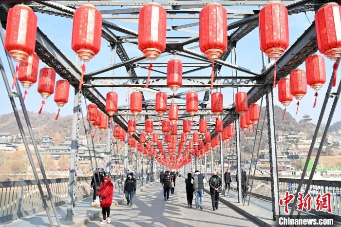 1月30日，裝扮一新的中山橋為即將到來的新春佳節(jié)增添節(jié)日氛圍。九美旦增 攝</p><p>
