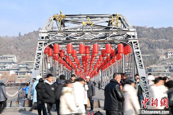 1月30日，裝扮一新的中山橋為即將到來的新春佳節(jié)增添節(jié)日氛圍。九美旦增攝</p><p>