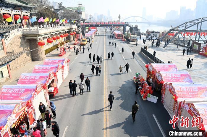 1月30日，蘭州黃河畔的年貨集市吸引顧客選購年貨。九美旦增 攝</p><p>