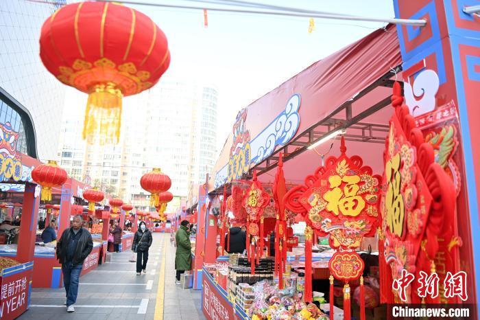 1月30日，蘭州街頭琳瑯滿目的年貨吸引顧客選購。九美旦增 攝</p><p>