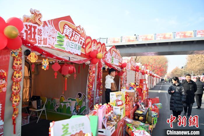 1月30日，蘭州黃河畔的年貨集市吸引顧客選購年貨。九美旦增 攝</p><p>