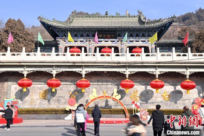 1月30日，裝扮一新的蘭州白塔山公園節(jié)日氛圍濃厚。九美旦增 攝</p><p>