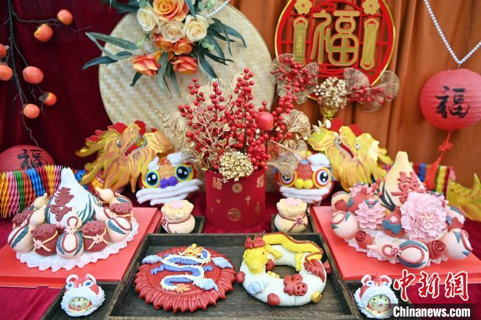 1月25日，春節(jié)臨近，蘭州一花饃店“龍”元素花饃熱銷。圖為展出的“龍”元素花饃。九美旦增 攝