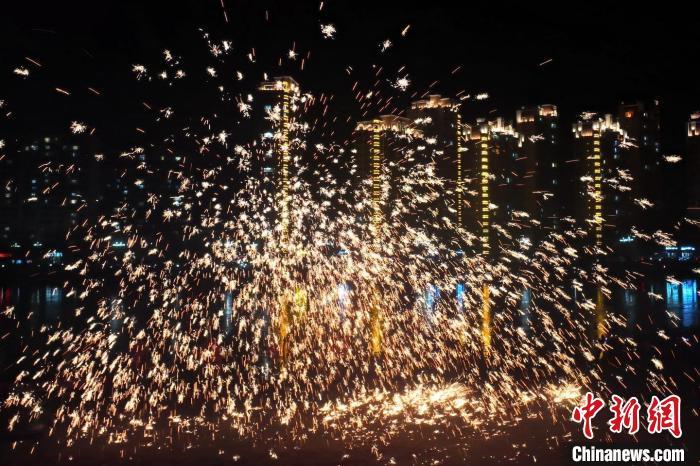 “過年打鐵花”是臨夏州永靖縣的民俗傳統(tǒng)。這項(xiàng)民俗表演，其實(shí)有著硬核技術(shù)作支撐，那就是入選國(guó)家級(jí)非遺的“永靖王氏生鐵冶鑄技藝”。侯奇志 攝</p>
<p>