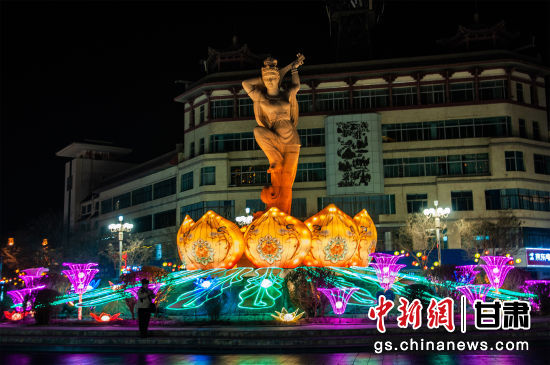 2024年春節(jié)期間，敦煌市中心盤旋路上的反彈琵琶燈組。王斌銀 攝