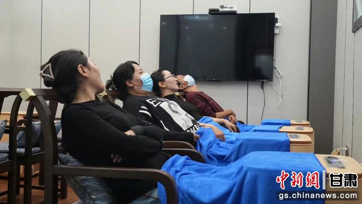 圖為當(dāng)?shù)鼐用耋w驗(yàn)藏醫(yī)院診療。卓瑪草 攝