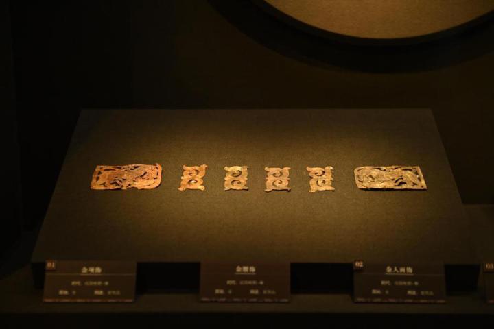 張家川縣馬家塬車輿博物館展陳的馬家塬遺址出土的金項(xiàng)飾、金腰飾、金人畫飾等。李亞龍 攝　　