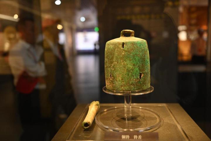 張家川縣馬家塬車輿博物館展陳的馬家塬遺址出土的銅鈴。李亞龍 攝