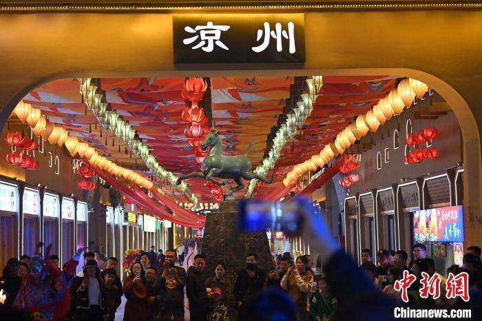 圖為游人拍攝煥然一新亮相的街區(qū)。李亞龍 攝</p>
<p>