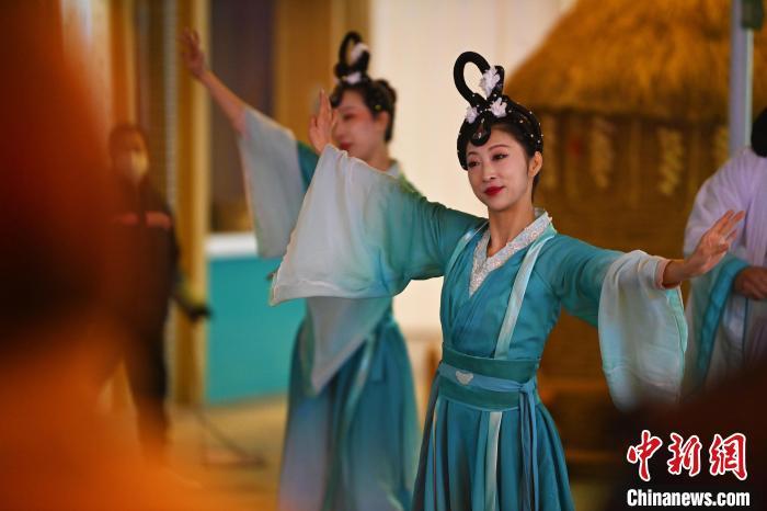 圖為工作人員進(jìn)行舞蹈表演。李亞龍 攝</p><p>