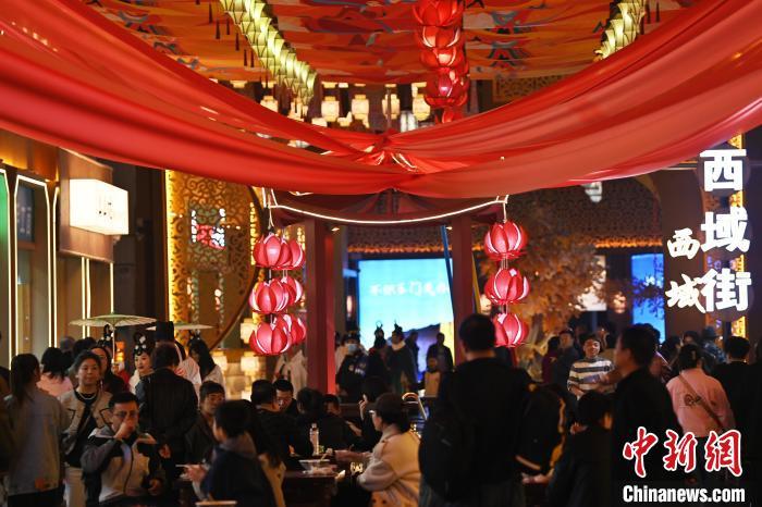 圖為街區(qū)現(xiàn)場游客絡(luò)繹不絕。李亞龍 攝</p><p>