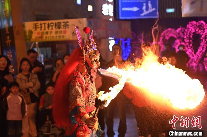 圖為工作人員進(jìn)行雜耍表演。李亞龍 攝</p><p>