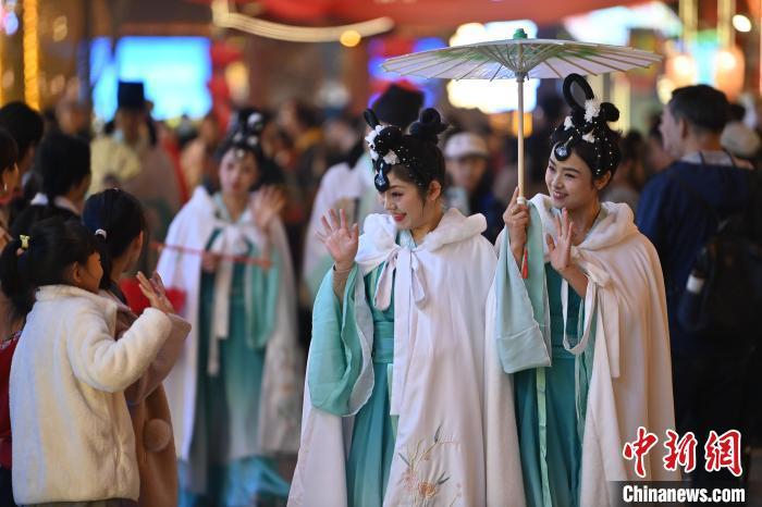 圖為街區(qū)人員著傳統(tǒng)服飾與游人互動。李亞龍 攝</p><p>