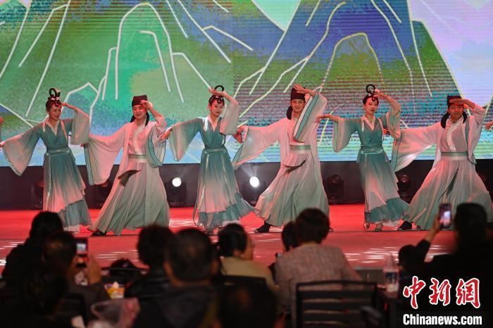 圖為工作人員進(jìn)行舞蹈表演。李亞龍 攝