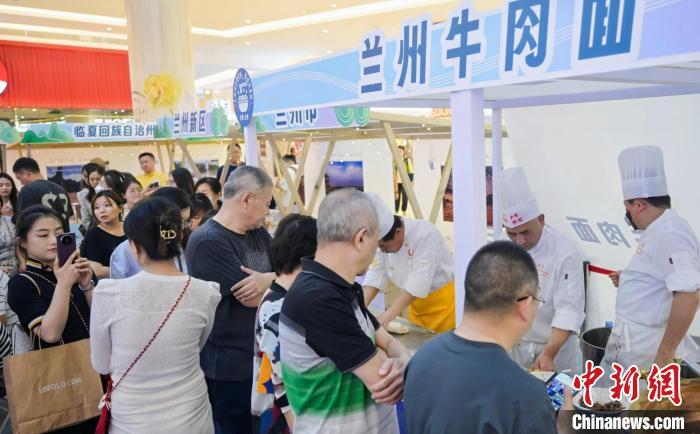5月11日，“醉美玉如意·感恩幫扶情”甘肅(天津)文創(chuàng)非遺市集和特色美食展示活動(dòng)在天津舉行。(天津市文旅局供圖)