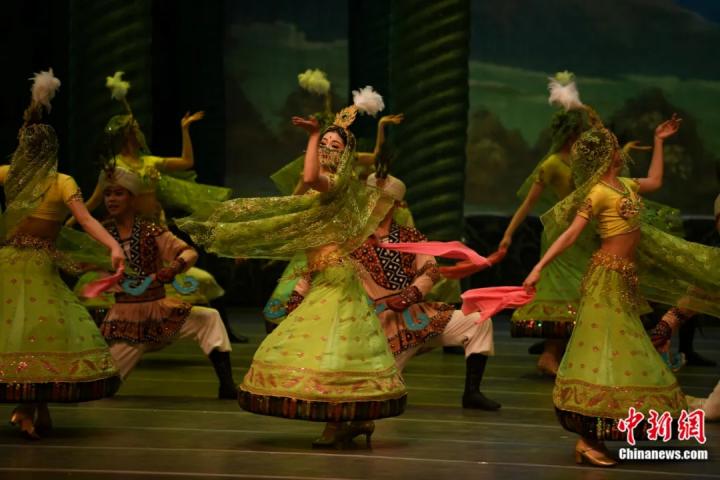2024年2月23日晚，中國(guó)經(jīng)典舞劇《絲路花雨》在甘肅蘭州演出恭賀新春。李亞龍 攝
