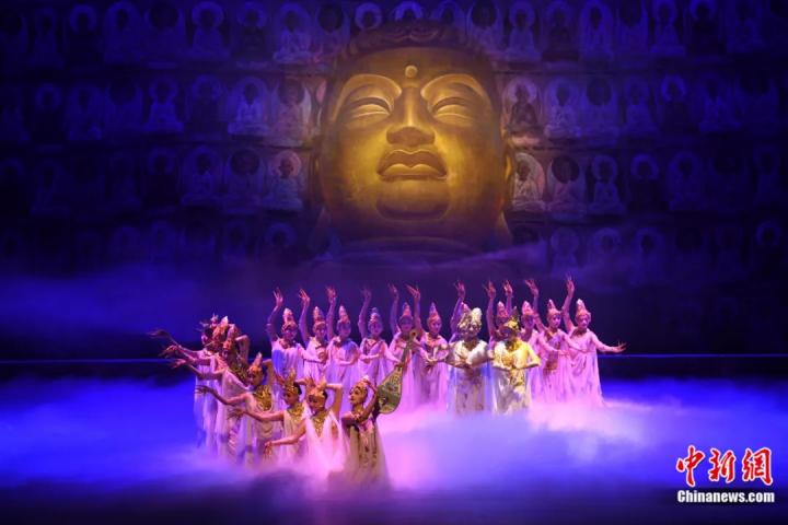 2024年2月23日晚，中國(guó)經(jīng)典舞劇《絲路花雨》在甘肅蘭州演出恭賀新春。李亞龍 攝