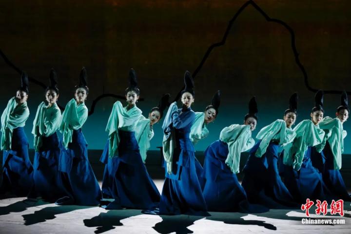 2024年2月29日晚，舞蹈詩劇《只此青綠》在北京上演，多國(guó)駐華使節(jié)和國(guó)際組織代表前來觀賞。韓海丹 攝