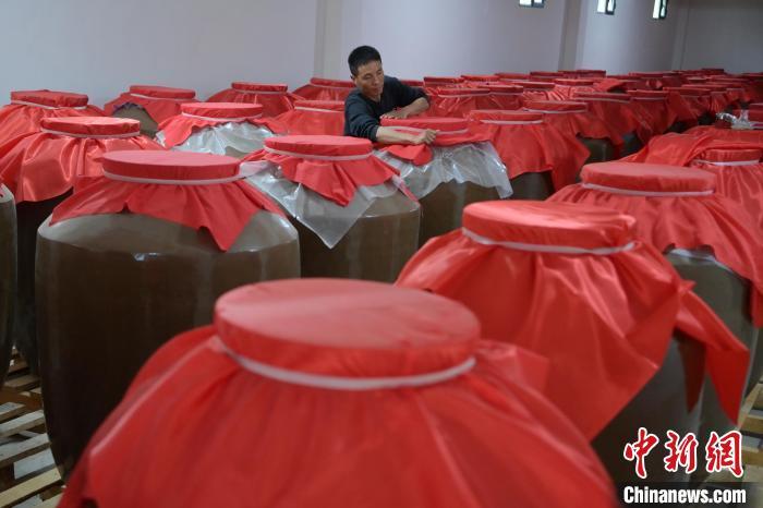 圖為5月10日，工作人員在儲(chǔ)酒庫檢查酒缸密封性。九美旦增　攝