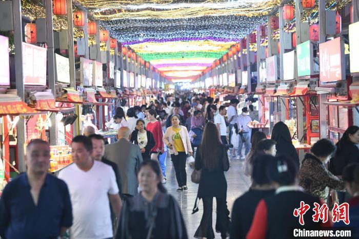 圖為燈光亮起，明清街夜市人氣漸旺?！〈魑牟?攝</p><p>