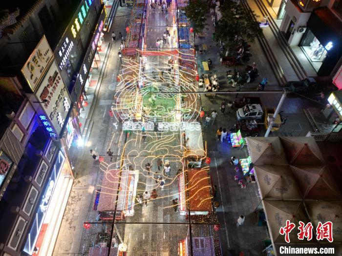 圖為明清街夜市燈光點(diǎn)亮具有武威文化元素的“銅奔馬”彩燈。(無人機(jī)照片) 　戴文昌 攝</p><p>