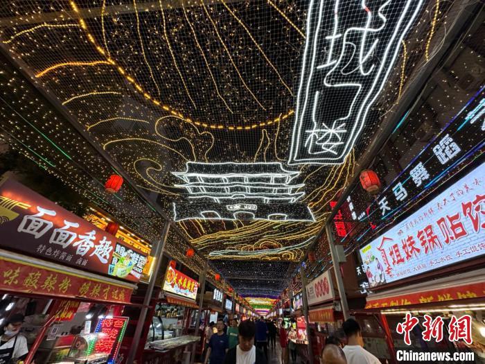 圖為明清街夜市燈光點(diǎn)亮具有武威文化元素的“涼州古城門”彩燈?！〈魑牟?攝</p><p>
