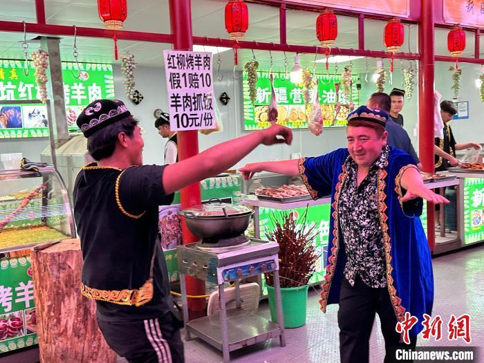 圖為餐飲經(jīng)營(yíng)者在“西涼不夜城”跳起舞蹈引客?！〈魑牟?攝</p><p>