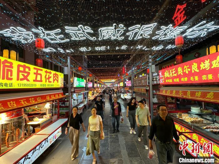 圖為明清街夜市燈光點(diǎn)亮“我在武威很想你”。　戴文昌 攝</p><p>