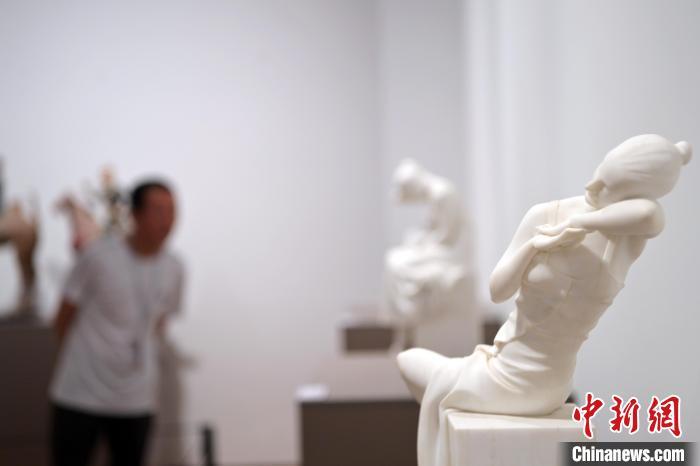 5月21日，在“絲路印跡”雕塑藝術(shù)作品展展出的作品《綺羅香·香》。九美旦增 攝</p>
<p>