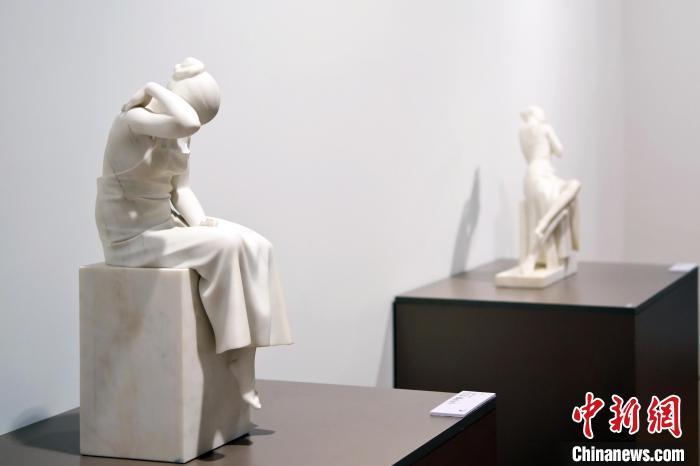 5月21日，在“絲路印跡”雕塑藝術(shù)作品展展出的雕塑作品《聲聲慢·艾艾》。九美旦增 攝</p>
<p>