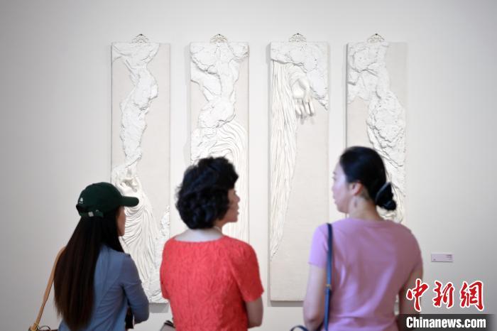 5月21日，觀眾參觀在“絲路印跡”雕塑藝術(shù)作品展展出的作品《無(wú)相》。九美旦增 攝</p>
<p>