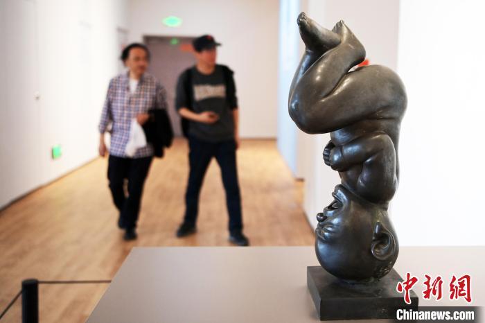 5月21日，觀眾參觀“絲路印跡”雕塑藝術(shù)作品展展出的雕塑作品。九美旦增 攝</p>
<p>