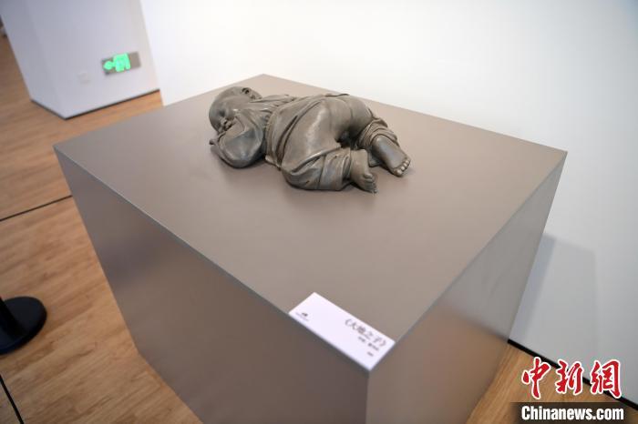 5月21日，在“絲路印跡”雕塑藝術(shù)作品展展出的作品《大地之子》。九美旦增 攝</p>
<p>