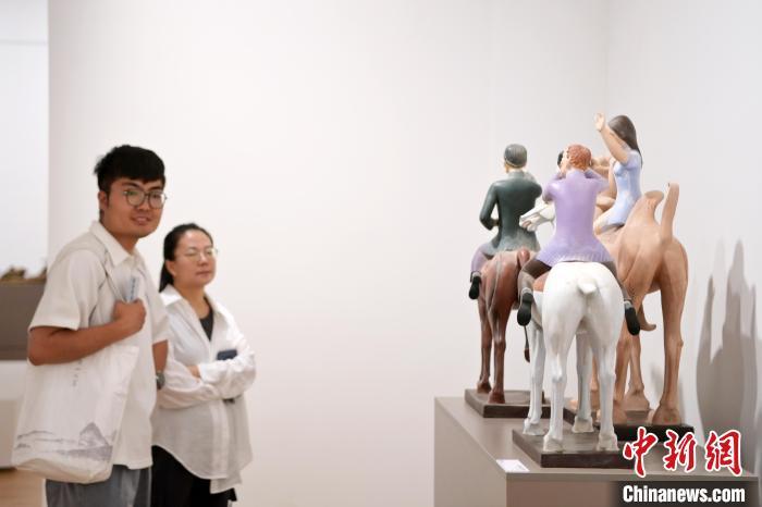 5月21日，觀眾參觀在“絲路印跡”雕塑藝術(shù)作品展展出的雕塑作品《絲路話語(yǔ)》。九美旦增 攝</p>
<p>