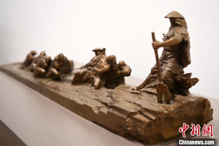 5月21日，在“絲路印跡”雕塑藝術(shù)作品展展出的作品《治水為民·禹德九州》。九美旦增 攝</p>
<p>