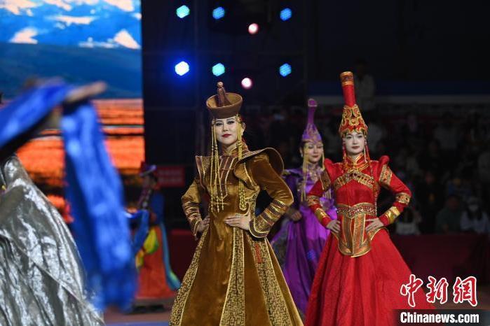 圖為開幕式現(xiàn)場(chǎng)蒙古族服飾秀。李亞龍 攝</p>
<p>