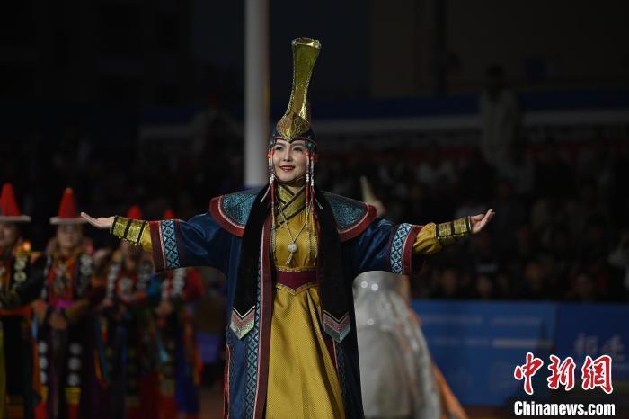 圖為開幕式現(xiàn)場(chǎng)蒙古族服飾秀。李亞龍 攝