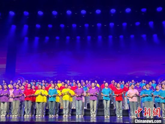 5月28日晚，“詩意甘肅·絲路長風(fēng)三千里”——月出涼州·武威詩會在甘肅省武威市漢唐天馬城舉行。楊娜 攝