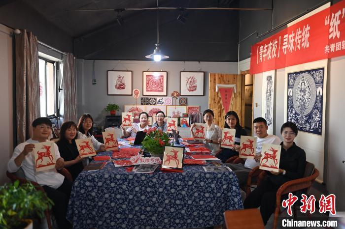 6月6日，在甘肅敦煌青年夜校課程中，青年學(xué)員展示學(xué)習(xí)敦煌非遺剪紙的成果。
