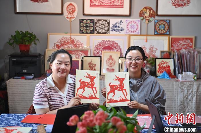 6月6日，在甘肅敦煌青年夜校課程中，青年學(xué)員展示學(xué)習(xí)敦煌非遺剪紙的成果。李亞龍 攝　　