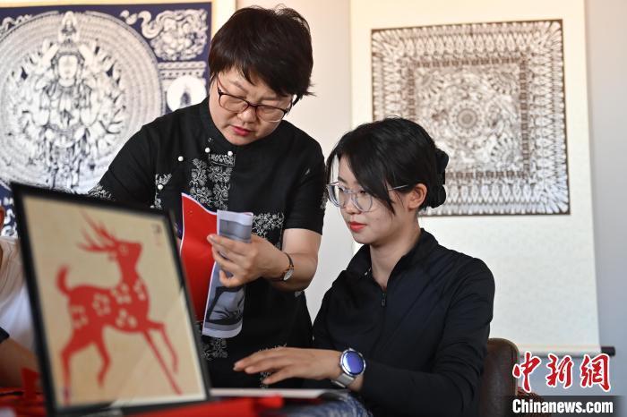 6月6日，在甘肅敦煌青年夜校課程中，青年學(xué)員學(xué)習(xí)敦煌非遺剪紙課程。李亞龍 攝