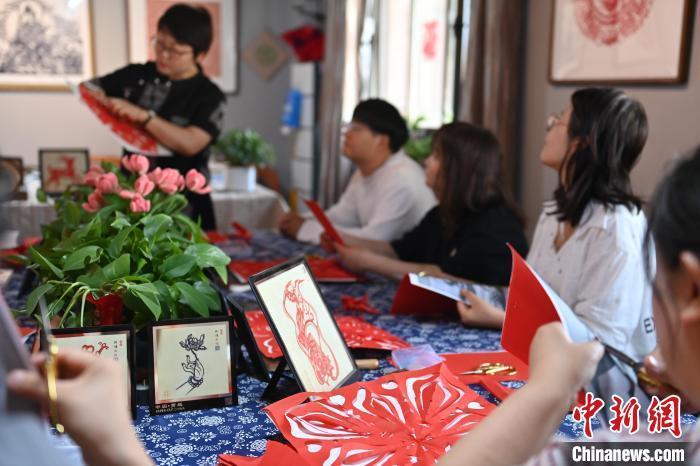 6月6日，在甘肅敦煌青年夜校課程中，青年學(xué)員學(xué)習(xí)敦煌非遺剪紙課程。李亞龍 攝　　