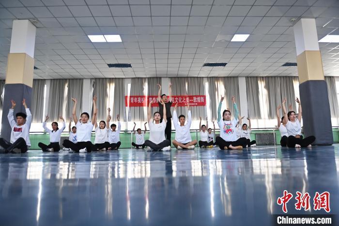 6月6日，在甘肅敦煌青年夜校課程中，青年學(xué)員學(xué)習(xí)敦煌舞課程。李亞龍 攝　　