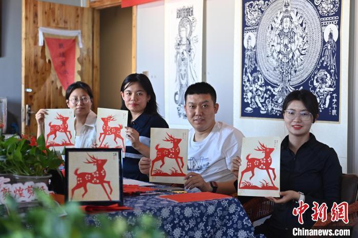 6月6日，在甘肅敦煌青年夜校課程中，青年學(xué)員展示學(xué)習(xí)敦煌非遺剪紙的成果。李亞龍 攝　　
