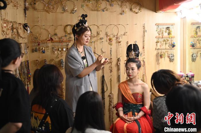 6月6日，在甘肅敦煌青年夜校課程中，青年學(xué)員學(xué)習(xí)敦煌美妝課程。李亞龍 攝