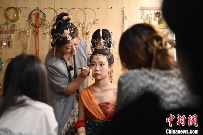 6月6日，在甘肅敦煌青年夜校課程中，青年學(xué)員學(xué)習(xí)敦煌美妝課程。李亞龍 攝　　